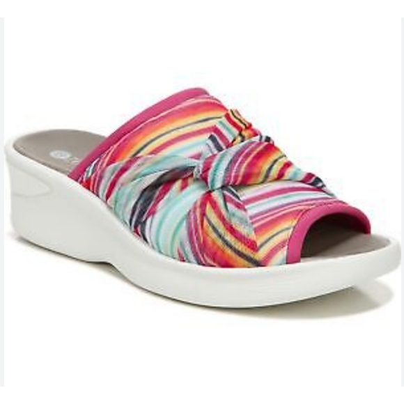 New in Box Bzees Women's Smile II, Wavestripe Multi-Colored Sandals Size 8 Light - Picture 10 of 15